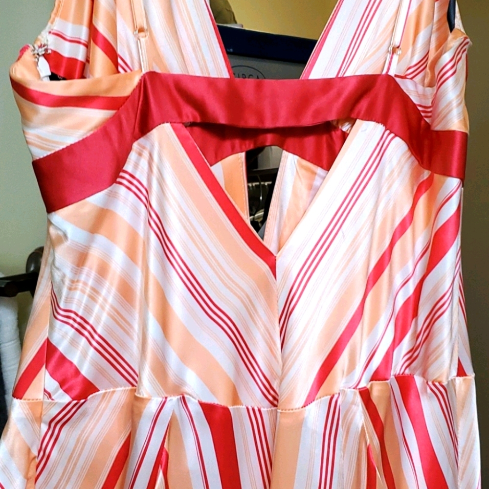 Dress - Picture 3 of 3